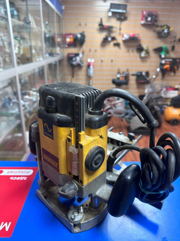 Фрезер Dewalt DW625E