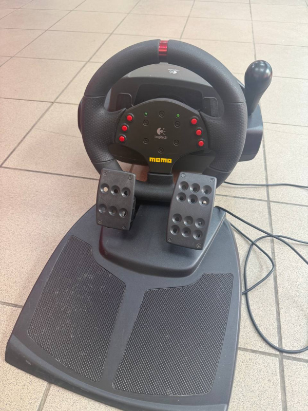 руль Logitech momo racing