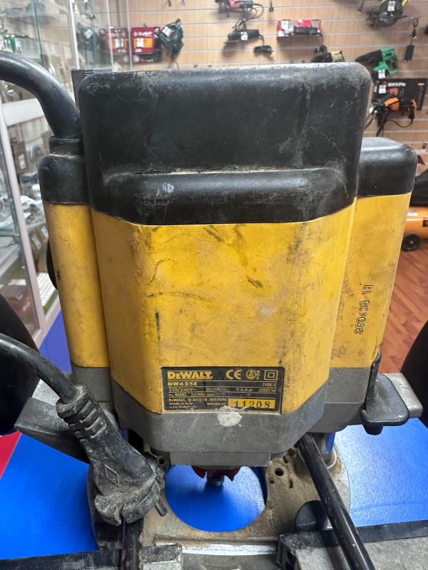 Фрезер Dewalt DW625E