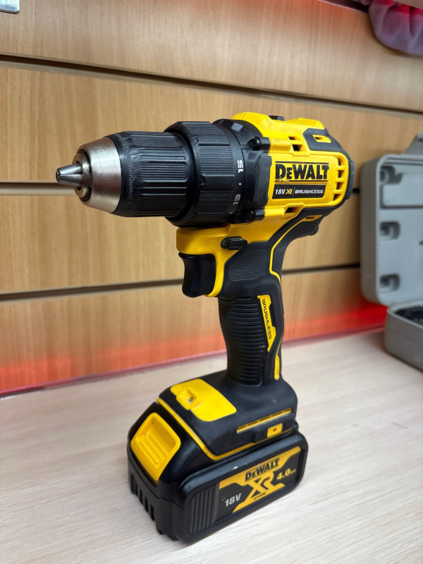 Шуруповерт Dewalt DCD708