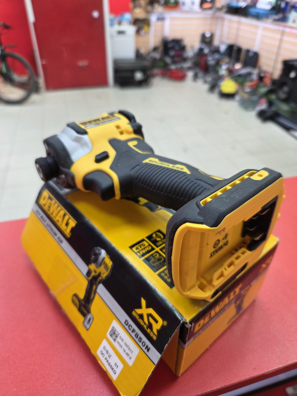 Шуруповерт Dewalt DCF850