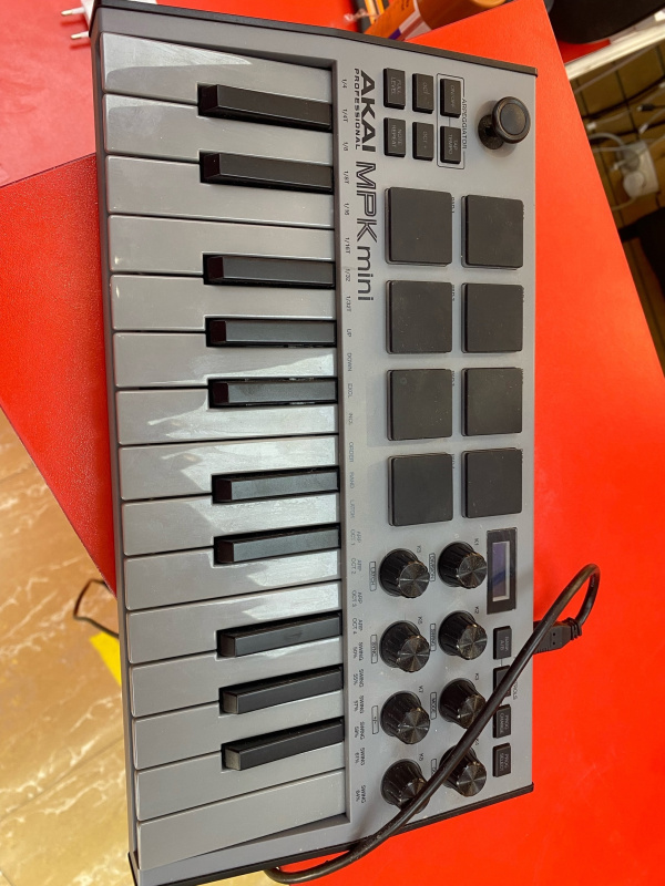 MIDI-клавиатура Akai akai mpk mini