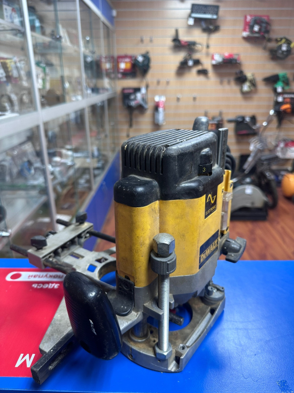 Фрезер Dewalt DW625E