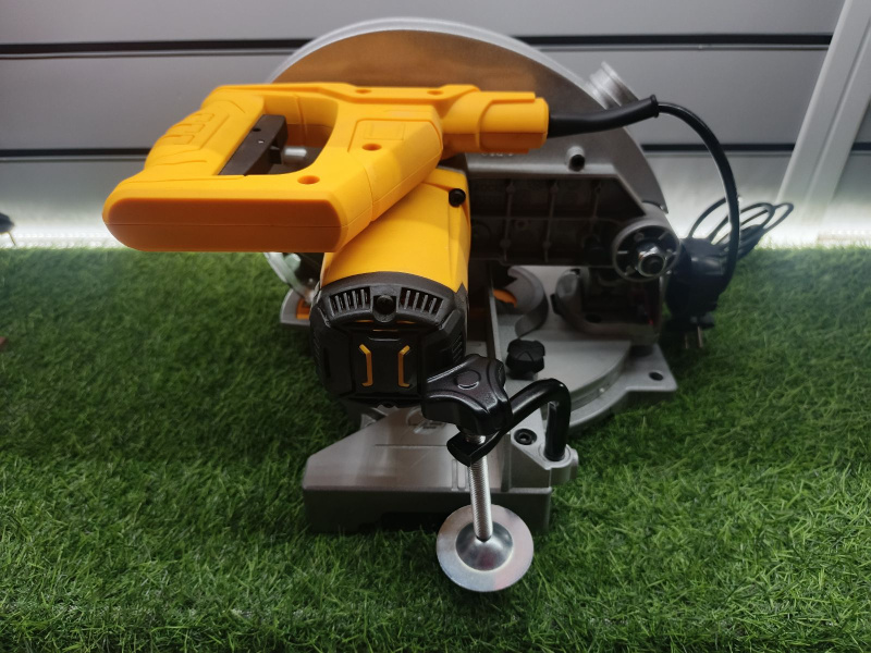 Торцовочная пила Deko DKMS210