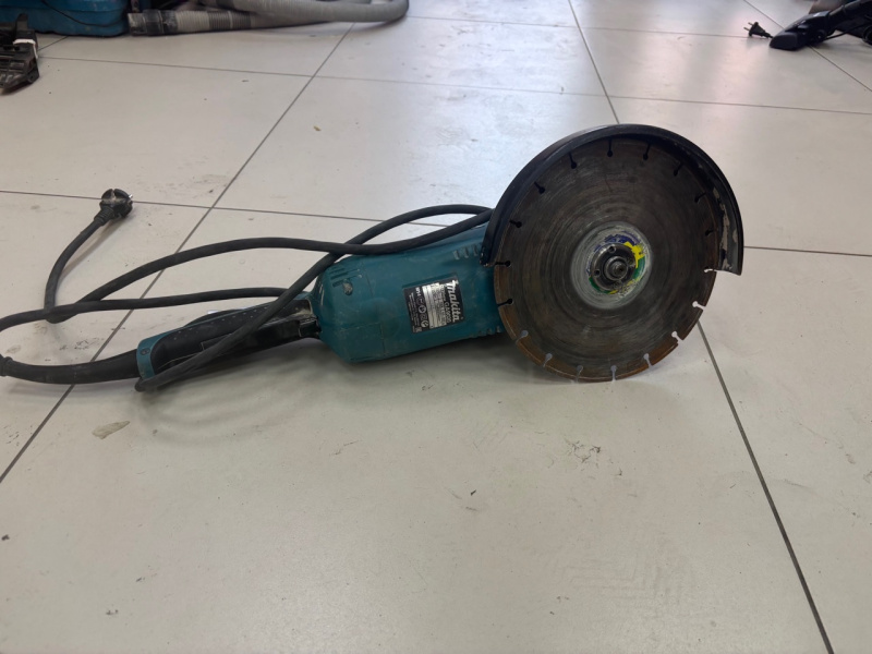 Болгарка Makita GA9020SFK