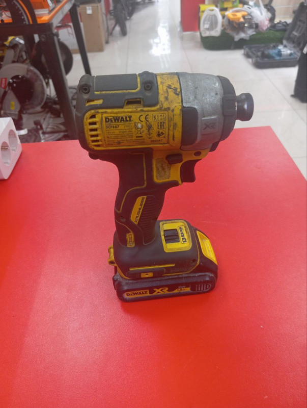 Гайковерт Dewalt 1