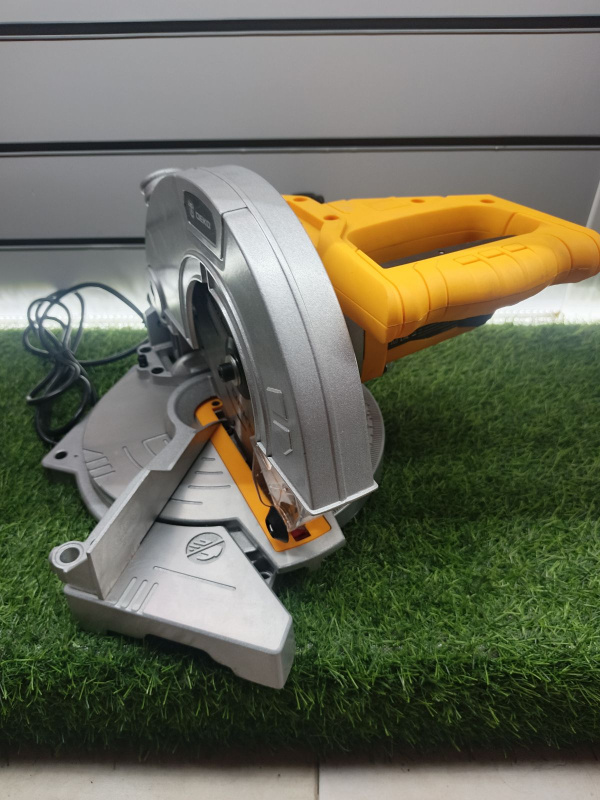 Торцовочная пила Deko DKMS210