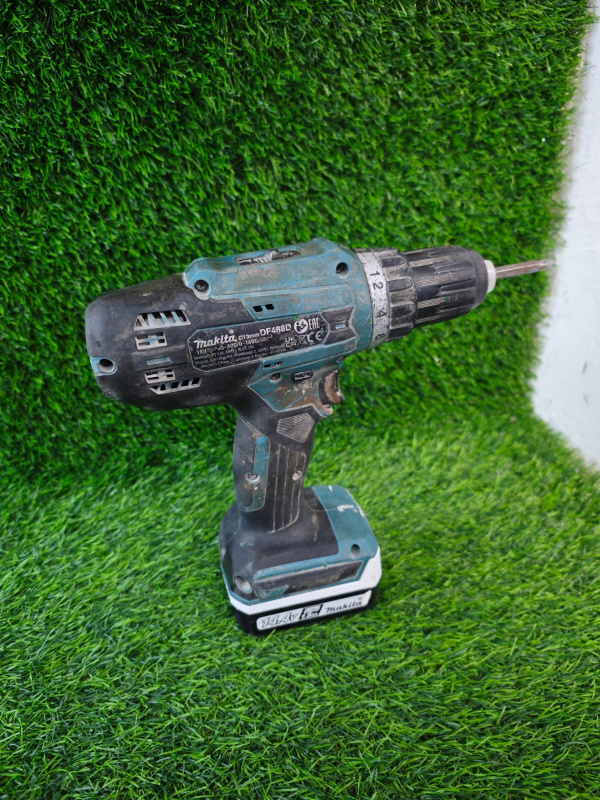 Шуруповерт Makita DF488DZ