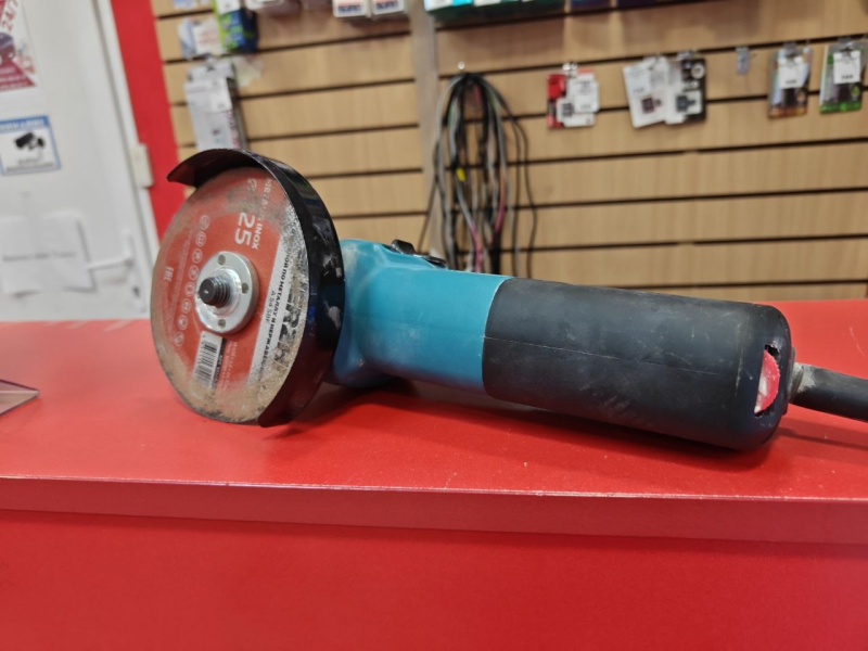 Болгарка Makita M0921