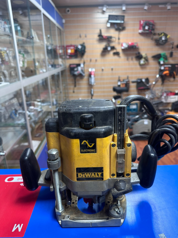 Фрезер Dewalt DW625E
